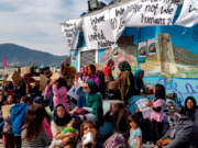 Varias decenas de refugiados heridos en Lesbos al ser atacados por ultras