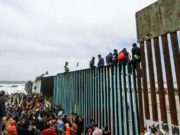 Una caravana de unos 200 migrantes llega a la frontera de EE.UU. para pedir asilo
