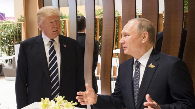 El presidente Donald Trump con su par ruso, Vladimir Putin