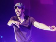 Enrique Iglesias recibe una tarta de cumple y ¡La lía!