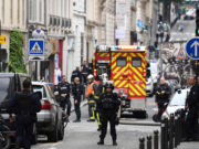 Un hombre armado se atrinchera con rehenes en el centro de París