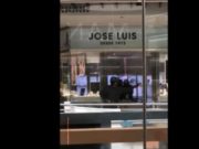 Espectacular atraco a punta de pistola en una joyería de un centro comercial
