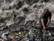 Las montañas de plástico que inundan las playas de Santo Domingo