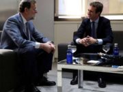 Casado entra de la mano de Rajoy en su despacho tras esperarle en el garaje