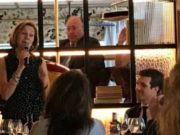La comida sorpresa a Cospedal: emoción, regalos, 150 invitados y sin Santamaría