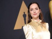 Dakota Johnson enamorada del torso de Chris Hemsworth