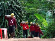 Muere uno de los buceadores que intentaba rescatar a los niños atrapados en una cueva tailandesa