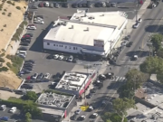Un hombre dispara a su abuela y a su novia y se atrinchera en un supermercado de Los Ángeles