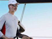 La soledad de Felipe VI: navega sin Letizia y con su madre y su tía