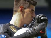 Courtois besa el escudo del Madrid y Twitter estalla en críticas