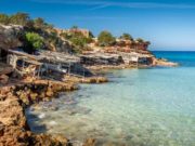 Muere una mujer tras precipitarse por un acantilado en Formentera