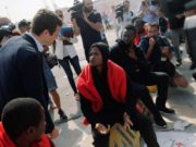 Casado se graba con inmigrantes en Algeciras tras criticar a Sánchez por hacerse la “foto del ‘Aquarius”