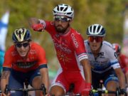 Bouhanni se impone a Viviani y al caos de San Javier
