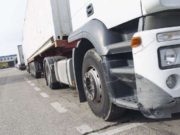 Denunciada la conductora de un camión que daba el pecho a su bebé mientras conducía