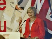 May se aferra a su plan del Brexit y exige a la UE que presente una alternativa