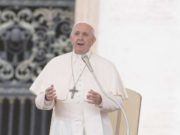 El papa compara el aborto con contratar a un sicario para resolver el problema